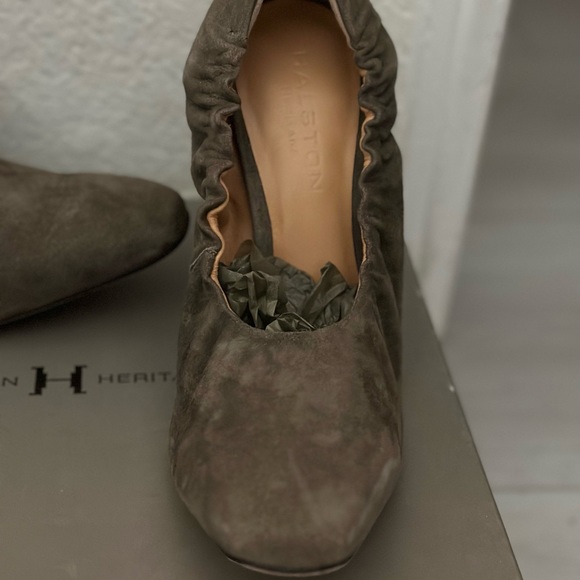 $75 NWT HALSTON Heritage Suede Pumps in Taupe SZ 7.5 - Picture 8 of 11
